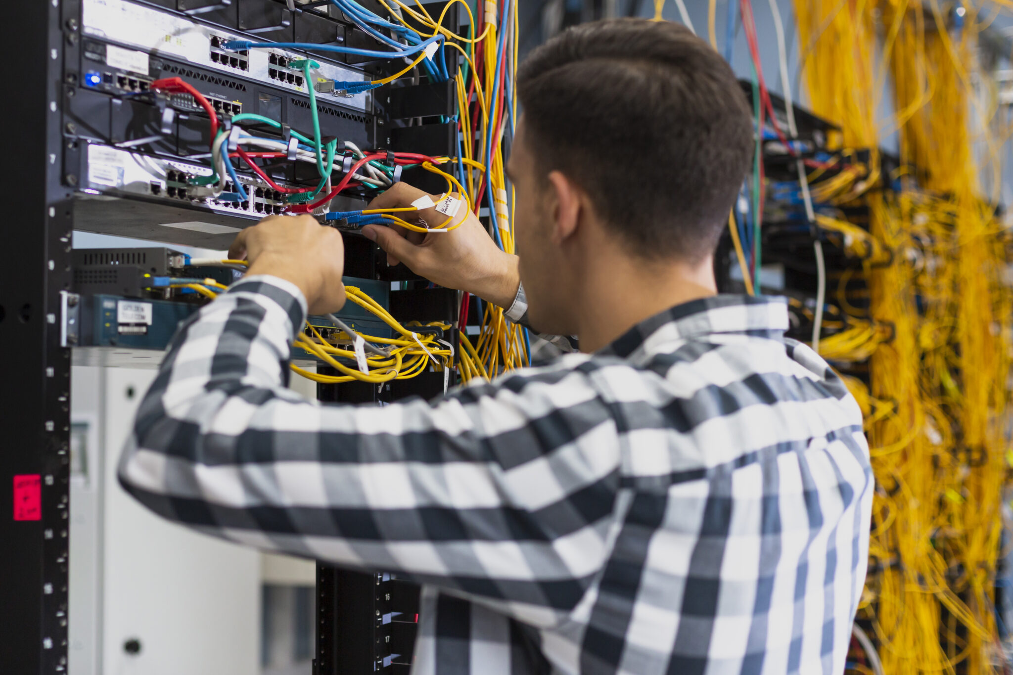 giovane che lavora su un interruttore ethernet
